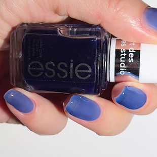 Essie Glass Nails 773 Blue Light 通透玻璃感灰调的半透蓝紫色