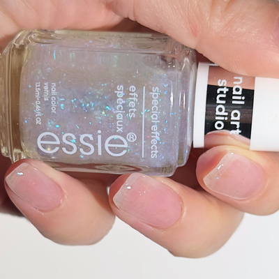 essie 25 Divine Dimension 特效顶油叠加自带蓝调偏光的碎闪