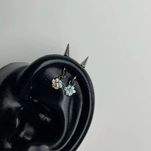 可爱熊爪吊坠尖锥耳骨钉外螺旋钛钢耳蜗钉耳环男女耳钉轻奢耳饰