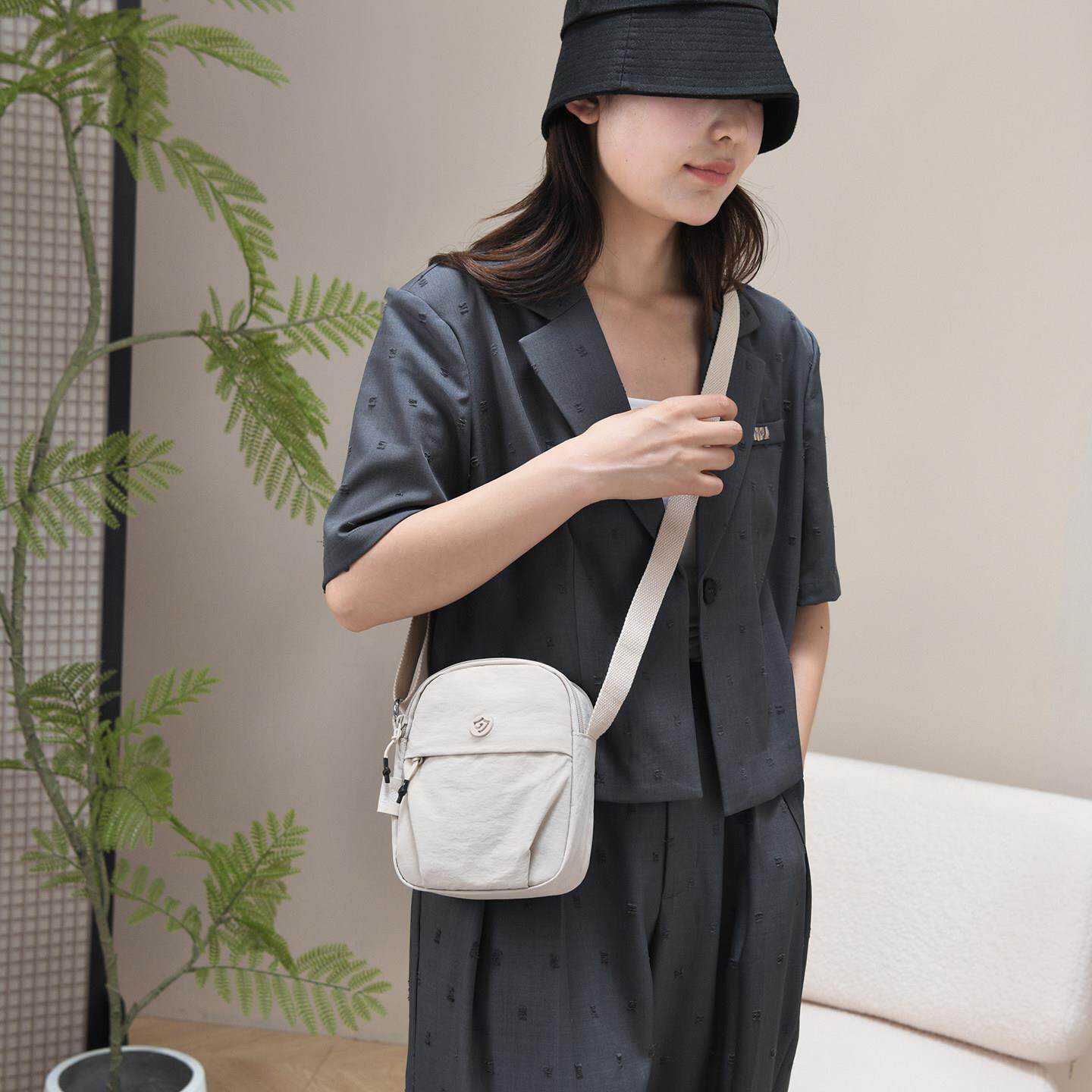 轻便帆布手机包女迷你小包包2025新款百搭牛津布休闲单肩斜挎小包