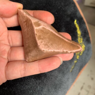 新疆哈密地表籽料天然黑皮包浆红蛋白原石把玩件重75.3克戈壁奇石