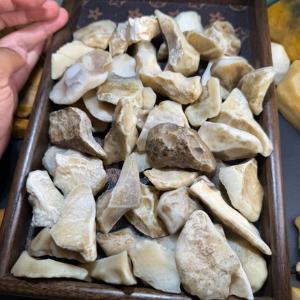 新疆地表籽料大洼地蛋白石原石把玩件吊坠雕刻料重1536克戈壁天然