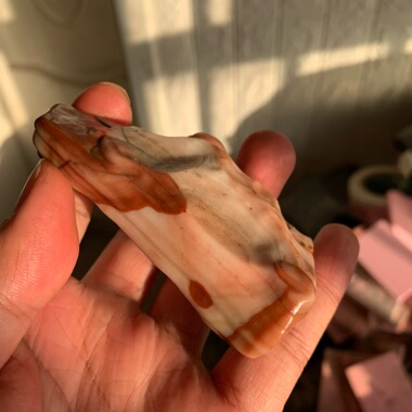 天然俏色沙漠漆原石把玩件重116.2克雕刻出精品戈壁奇石矿物标本