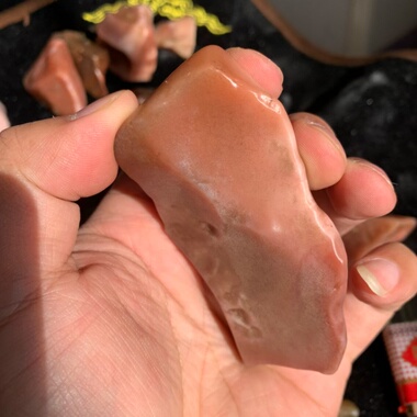 新疆哈密地表籽料天然红蛋白原石把玩件重106.3克戈壁奇石罗布泊