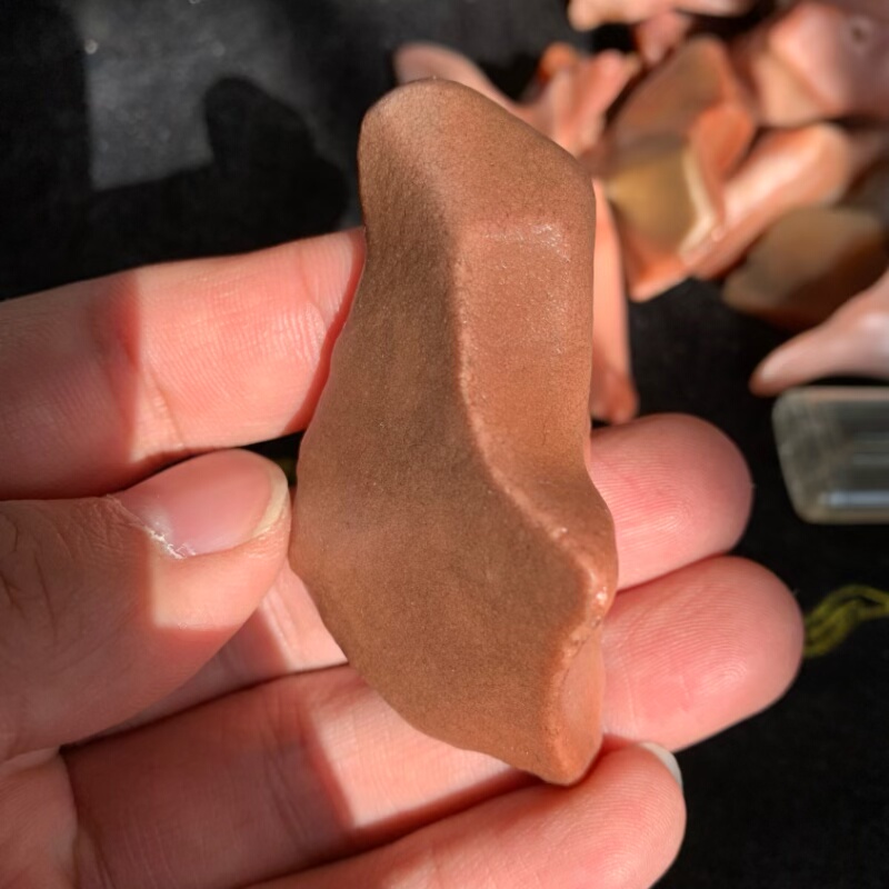 新疆哈密地表籽料天然黑皮包浆红蛋白原石把玩件重36.4克罗布泊料