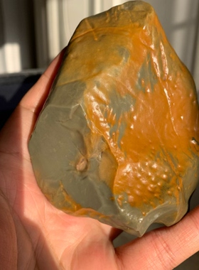 新疆哈密地表籽料泥石玉微透光彩泥油性高重416.1克可加工可摆放