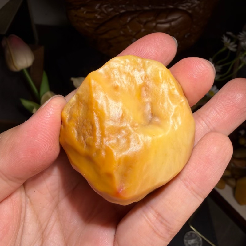 新疆地表籽料油坨子鸡油黄螺旋纹沙漠漆原石把玩件重74克戈壁奇石