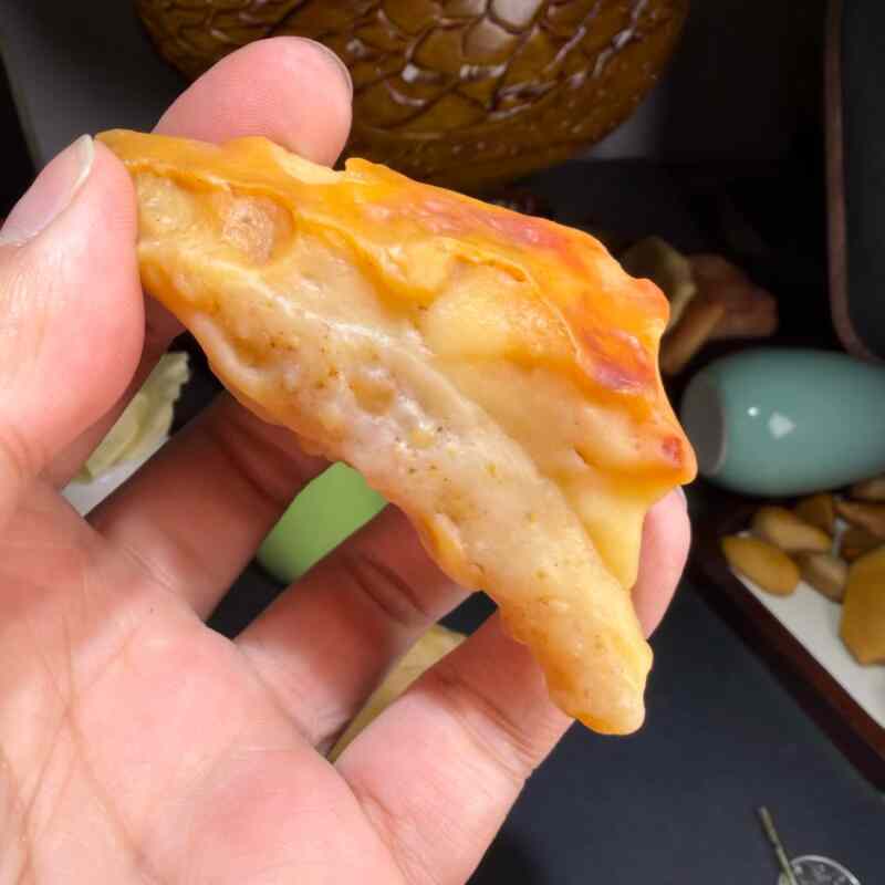 天然地表籽料冻光糕点油坨子沙漠漆原石把玩件重124克戈壁奇石料