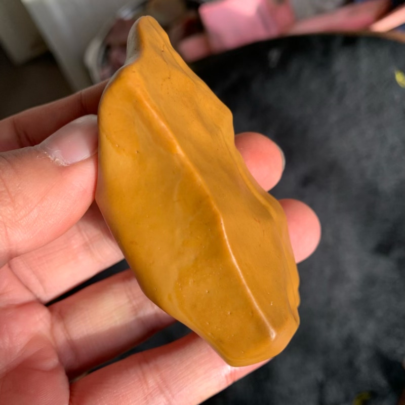 天然鸡油黄秋梨皮沙漠漆原石把玩件重97.8克雕刻出精品戈壁奇石料