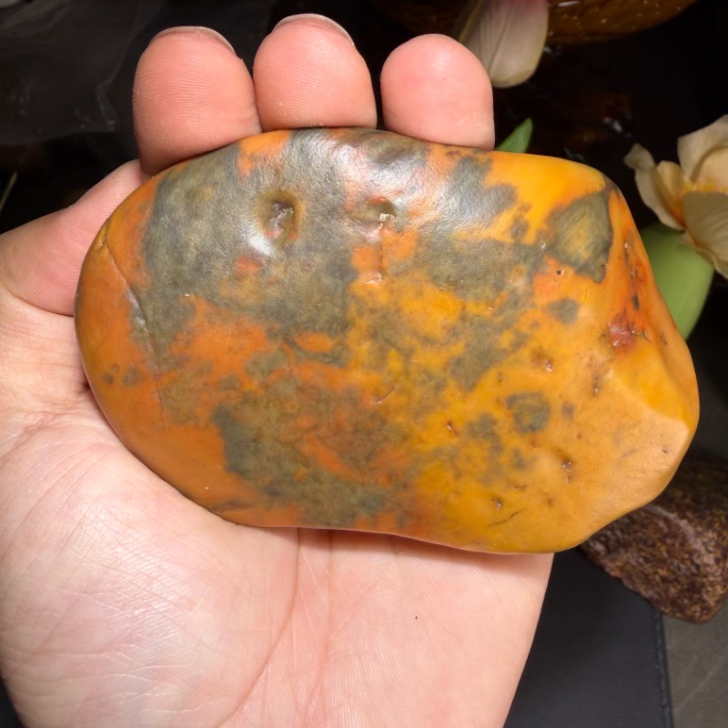 新疆乌尔禾地表籽料油坨子冻光彩漆沙漠漆原石把玩件重329克戈壁