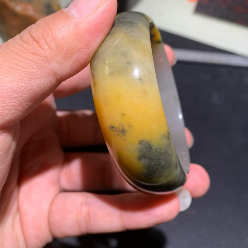 新疆乌尔禾金丝玉辉煌彩玉冻光手镯61口肉质细腻含金沙地表籽料