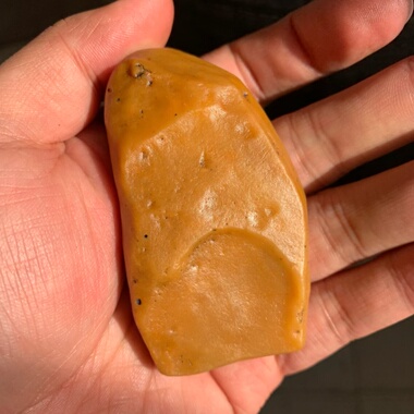 天然鸡油黄秋梨皮沙漠漆原石把玩件重118.4克雕刻出精品戈壁奇石