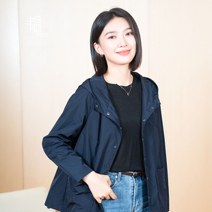 新款 韫2024秋季 女连帽单排扣多口袋防风百搭休闲风衣外套 YUN