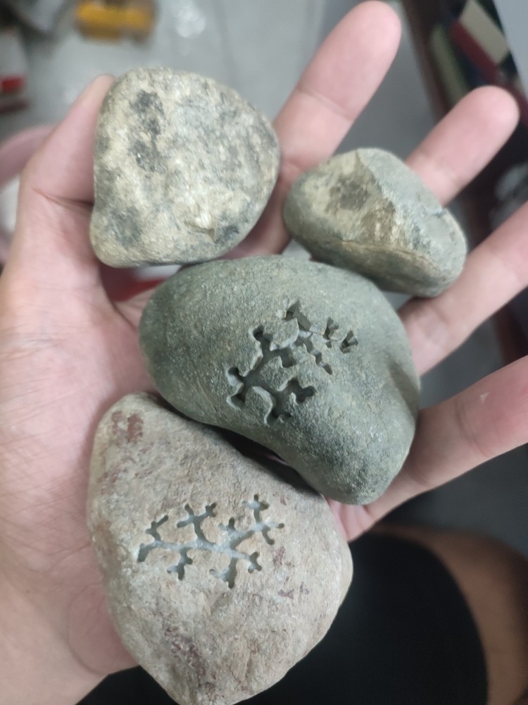 翡翠原石随机发货30块钱一块