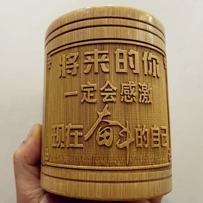 2025新款学生桌面雕刻笔筒