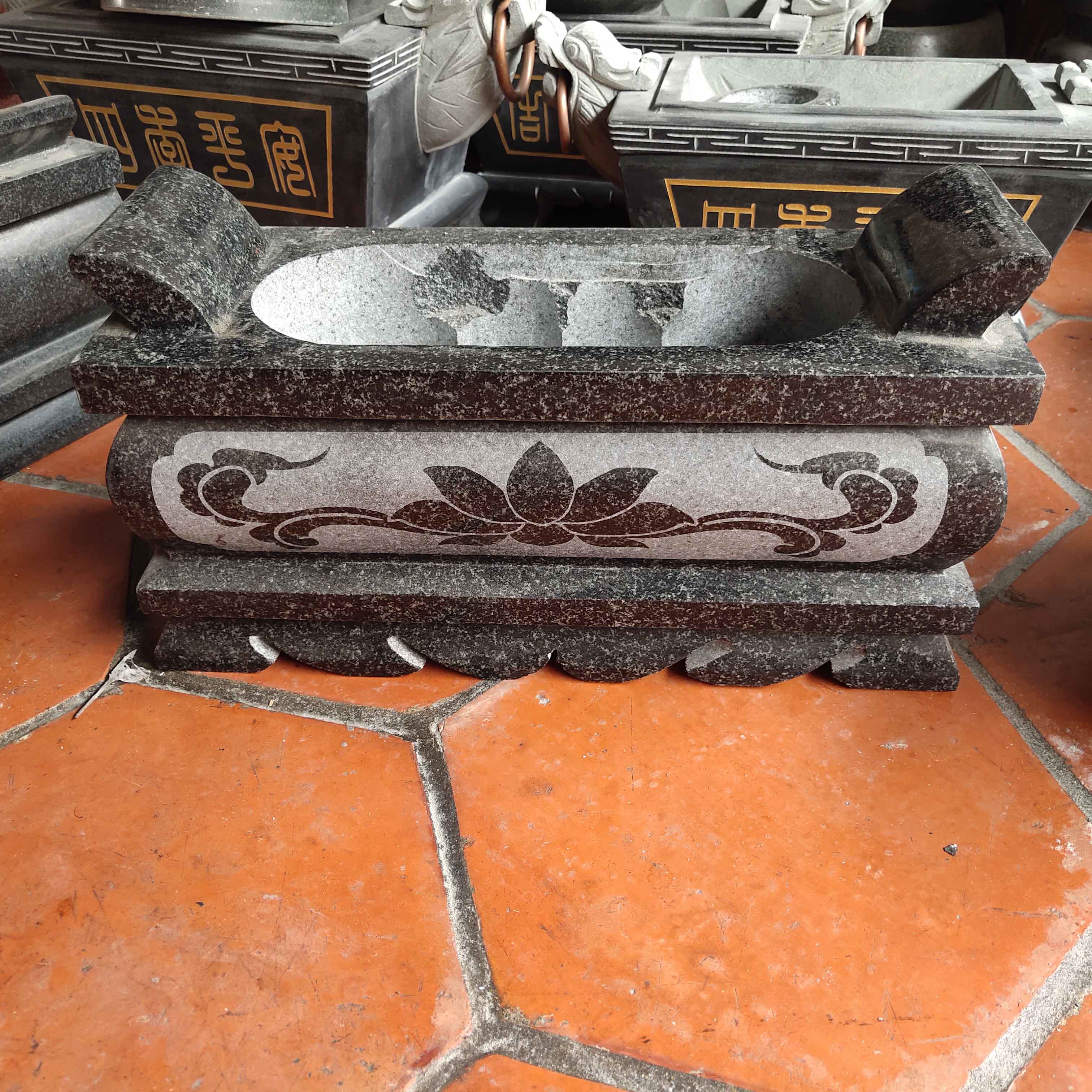 寺庙祠堂户外供奉青石莲花方形鼎石头香炉天然室外天然石材祭拜石