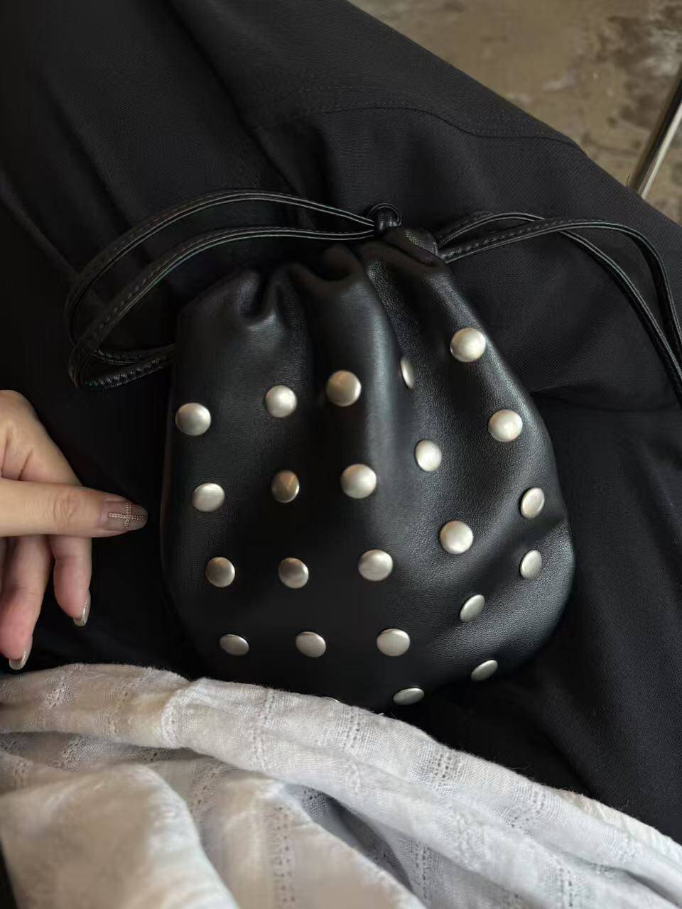 武晓娜同款包包女2026新款秋冬真皮羊皮铆钉水桶包手提单肩福袋包