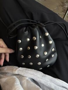 武晓娜同款包包女2026新款秋冬真皮羊皮铆钉水桶包手提单肩福袋包