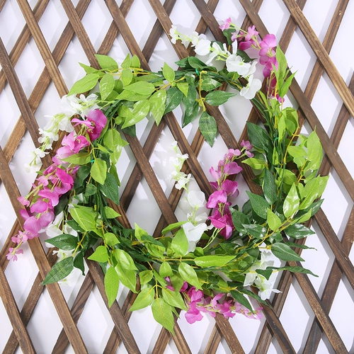 Вистерия и моделирование цветов поддельные цветы и виноградная лоза, запутанная потолочная гостиная.