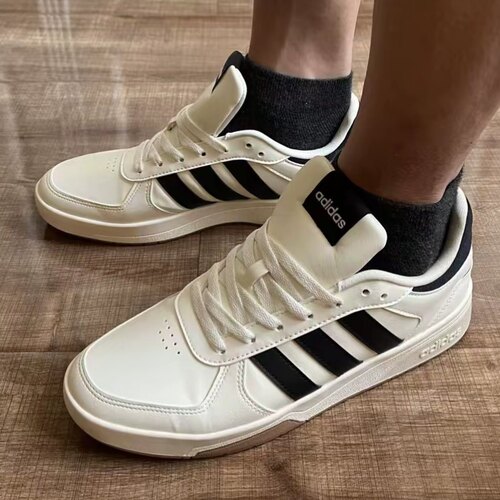 Adidas COURTBEAT 男款米黑色篮球风休闲百搭舒适低帮板鞋 KI6783