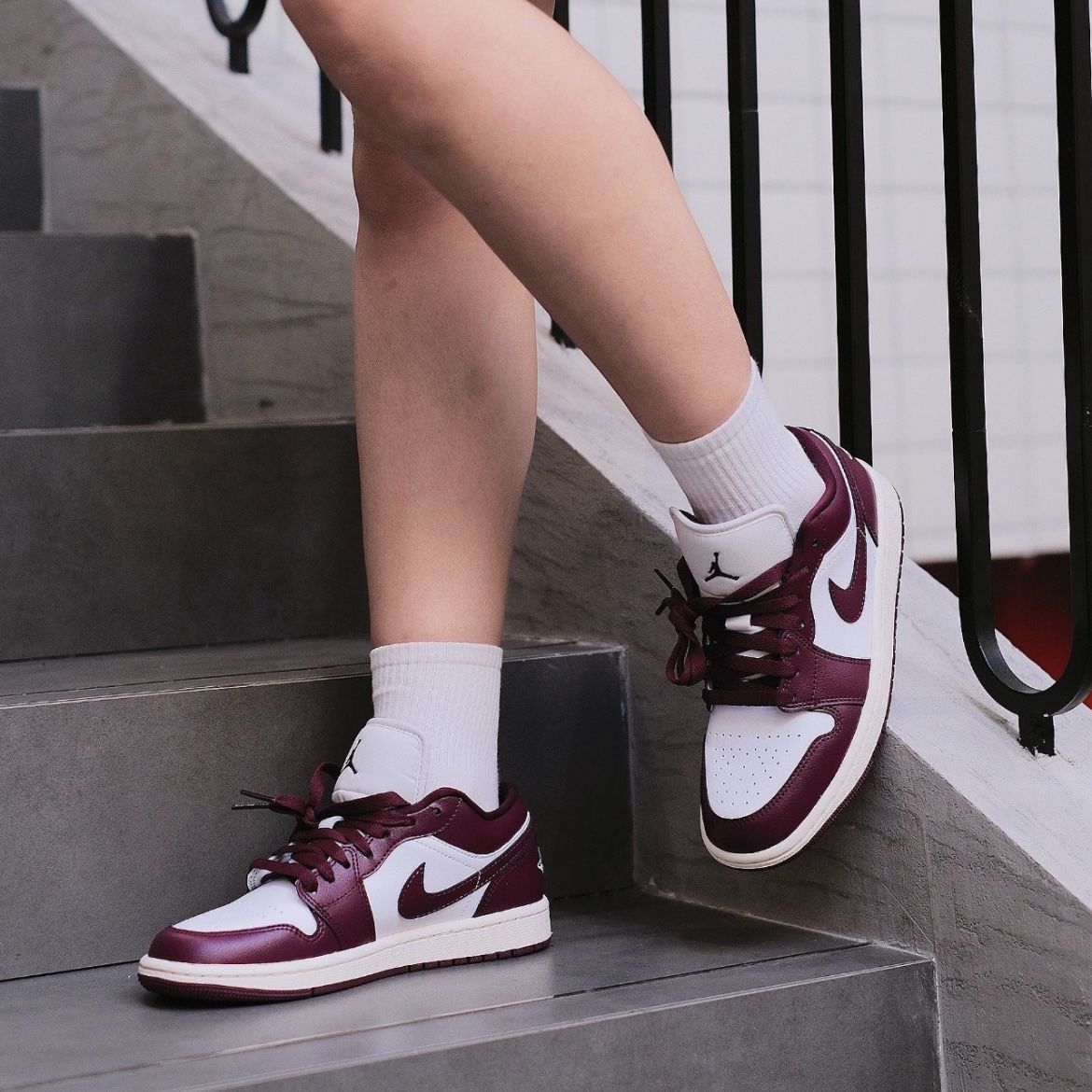 NIKE女款紫红白减震低帮篮球鞋