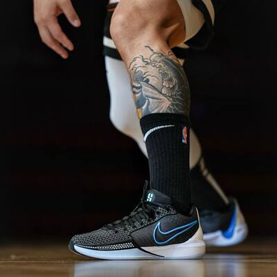 NIKE时尚女款运动鞋篮球鞋