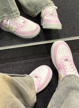 Nike/耐克AIR FORCE 1 女子粉白空军一号四勾低帮板鞋 IB2574-600