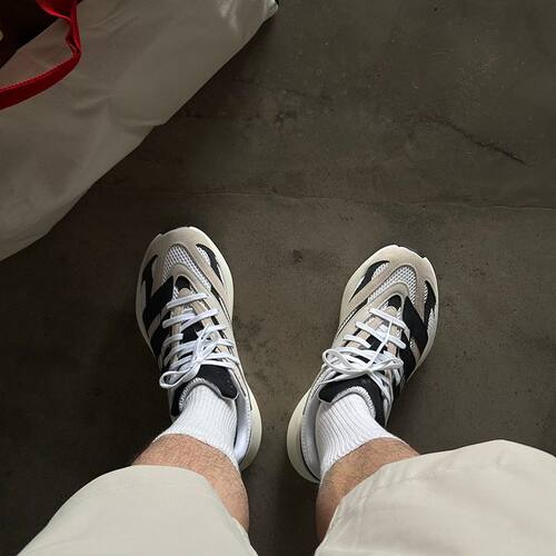 Adidas LIGHTBLAZE男女同款灰黑色时尚舒适百搭低帮跑步鞋 JH6944