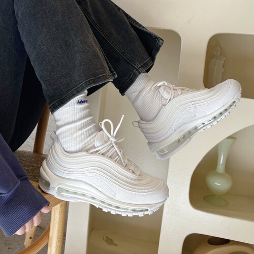 Nike女款气垫休闲跑步鞋