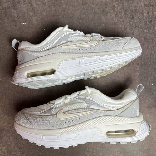 Nike女子气垫缓震鞋运动跑步鞋