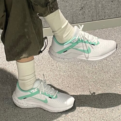Nike Air Winflo 10 女款白绿减震低帮休闲训练跑步鞋 FN7106-100