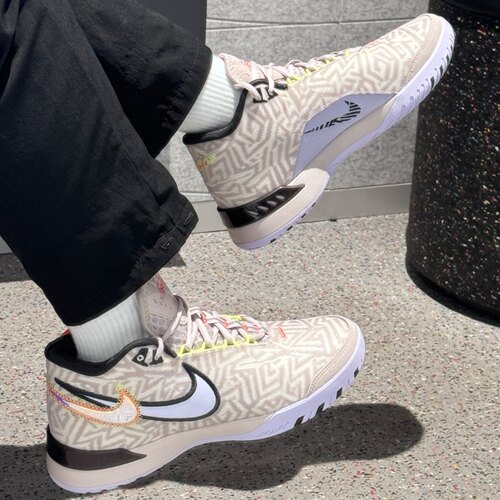 Nike LeBron NXXT Genisus EP 男款卡其色中帮篮球鞋 HF0711-005