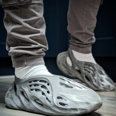 AdidasYeezy泡沫男子洞洞鞋
