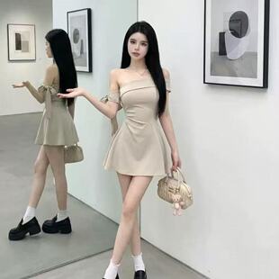 新款法式纯欲高级感纯色斜领露肩连衣裙女设计感收腰气质短裙夏