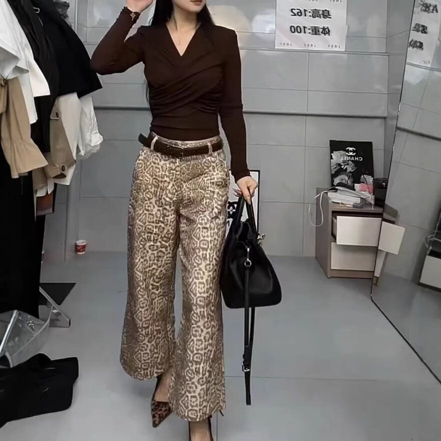 25238大爱美依缘2025新款V领褶皱设计感修身上衣宽松豹纹牛仔裤女
