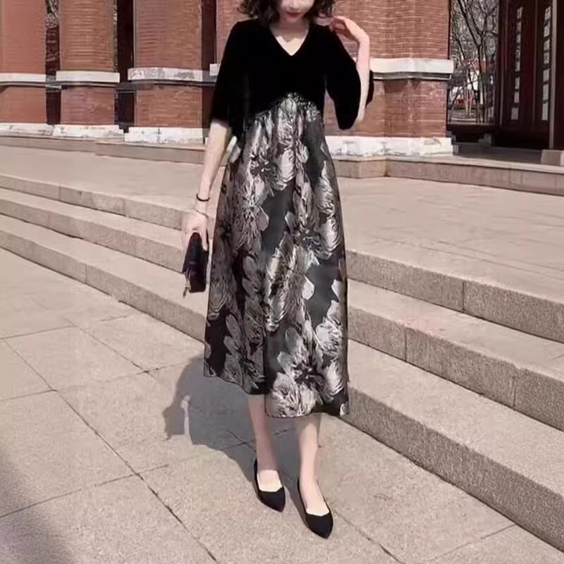 24153大爱美依缘2025春夏新款时尚V领五分袖拼接印花遮肉连衣裙女