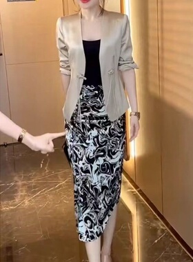 23552大爱美依缘2025新款纯色长袖西服外套高腰印花半身裙洋气女