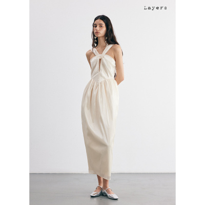 珠光米白光泽纽结领收腰连衣裙