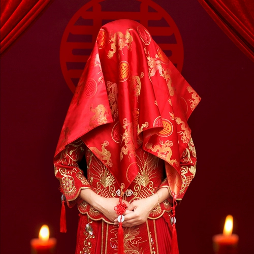 Свадебная церемония невеста, красное держание, кровавая сказка, шарф с красной головкой китайский сервер Xiuhe Server xipa Humi Humi Halfly Turbal Scarf термин