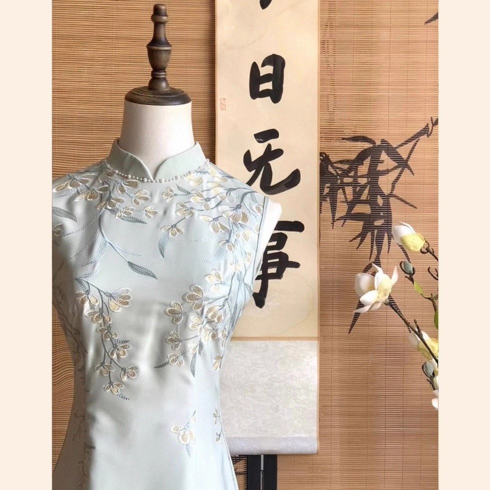 【青绣2.0】新中式青绿色改良旗袍高级感刺绣无袖收腰国风连衣裙