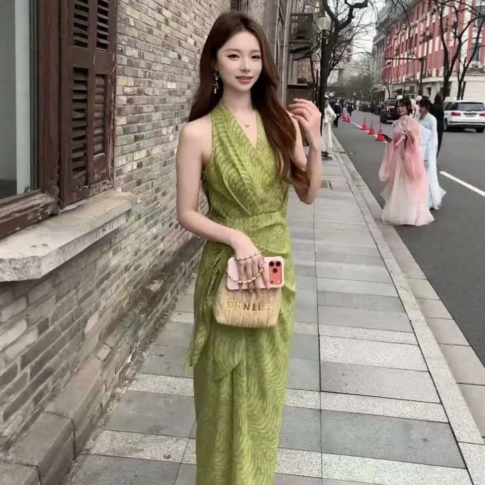法式气质绿色树叶纹挂脖v领露肩