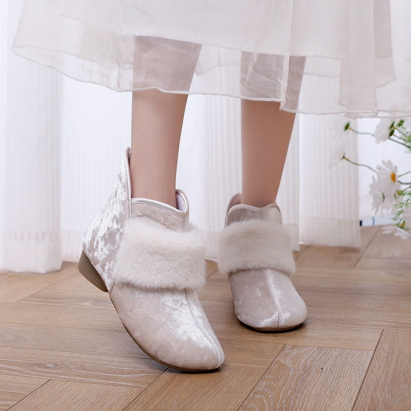 2025年新款冬季加绒毛毛女鞋复古绣花鞋民族风绒面配旗袍女士