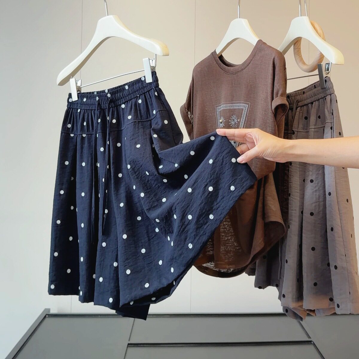 韩系松紧腰波点休闲棉麻阔腿短裤女夏季新款高腰宽松百搭裙裤