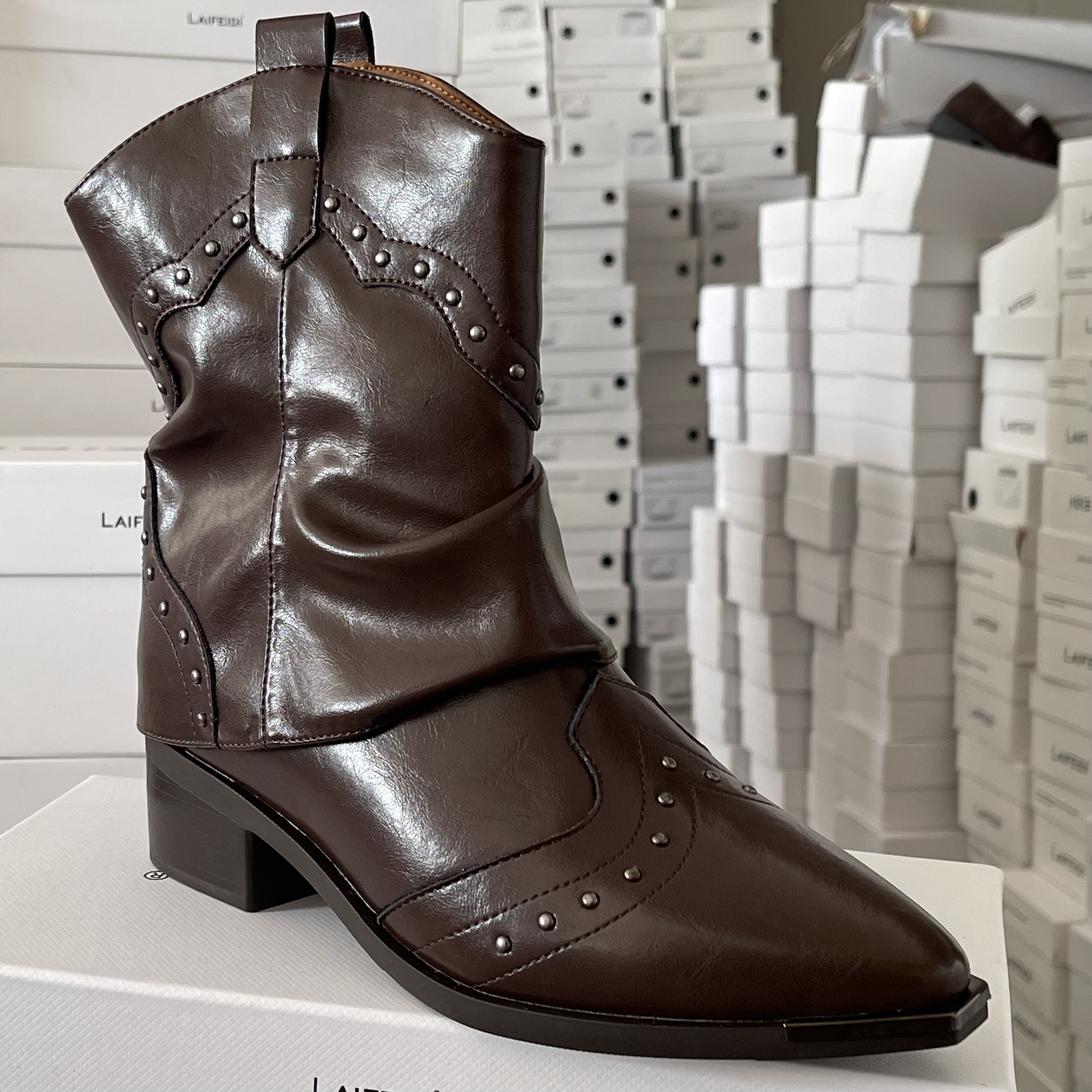 西部牛仔靴粗跟短靴女2025新款真皮V口骑士靴尖头铆钉复古裤管靴