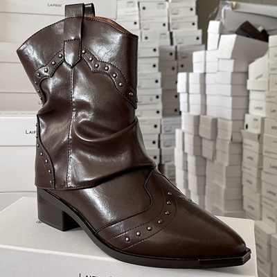 西部牛仔靴粗跟短靴女2025新款真皮V口骑士靴尖头铆钉复古裤管靴