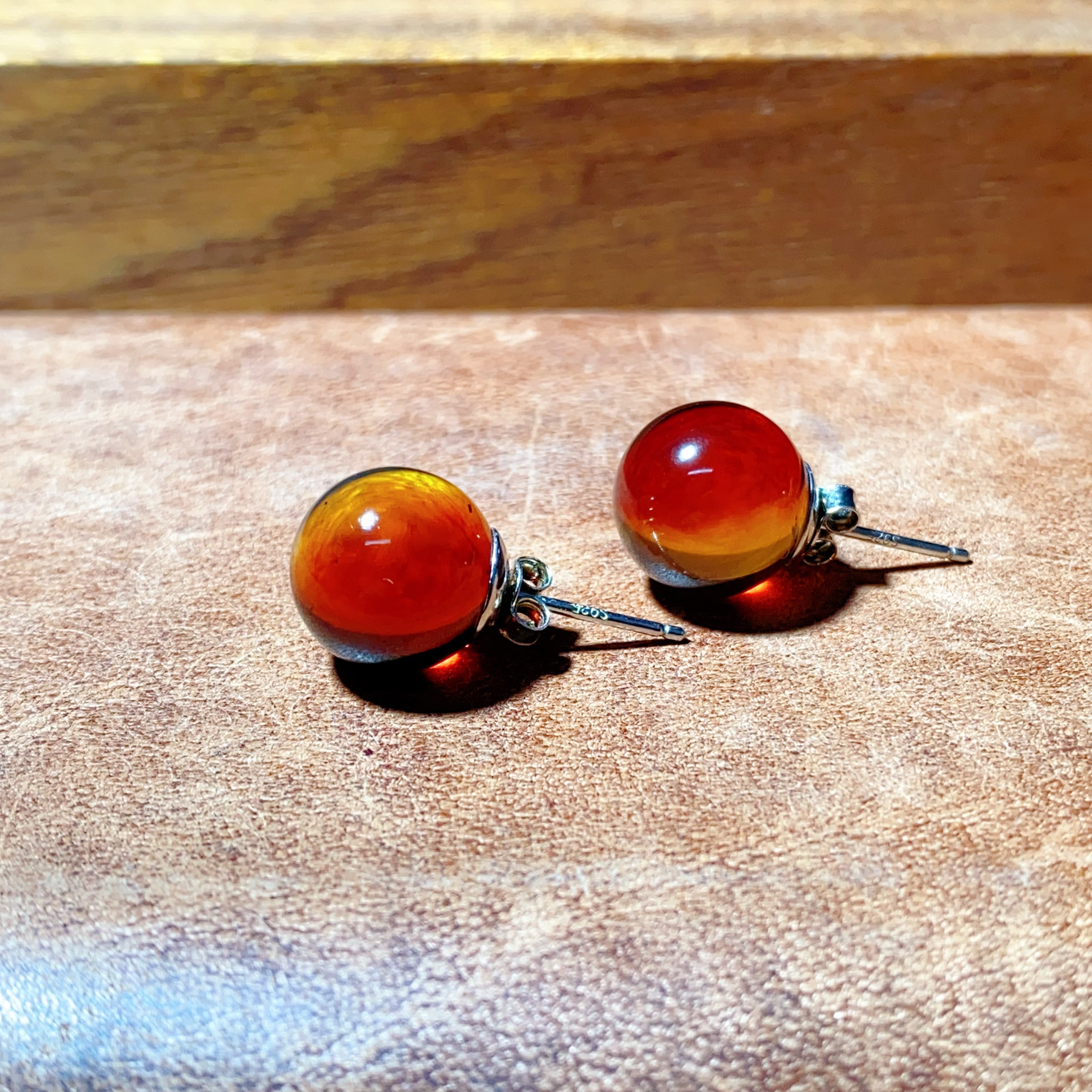 【京都琥珀世家】天然墨西哥精品S925银红蓝珀圆珠素耳钉5A净水级