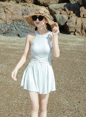 白色泳衣女2025新款保守显瘦女士爆款性感温泉泳装收腰度假泳衣