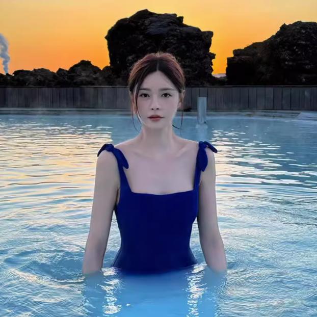 明星同款宝蓝色太显白了