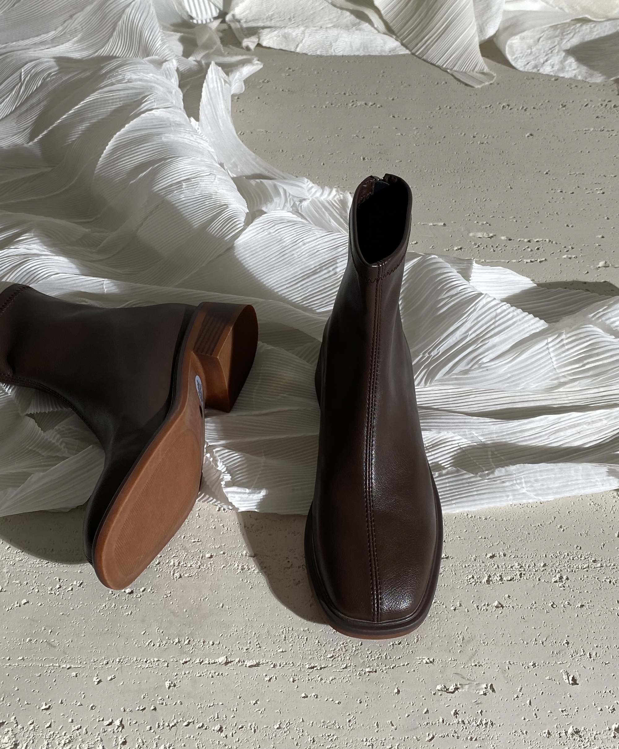 莲花府邸方跟单里切尔西靴