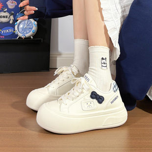 人本2026新款蝴蝶结小白鞋女增高休闲百搭厚底大头运动板鞋女软底